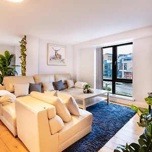 Quarters- Riverside Apartment